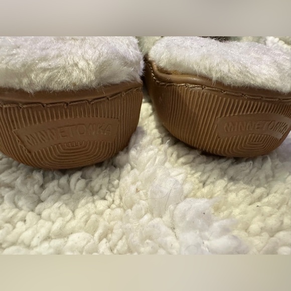 Minnetonka Tan and Cream Chesney Slippers - Picture 8 of 15